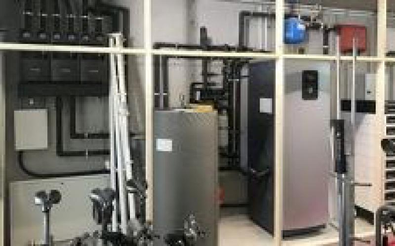 獨立式住宅，配有太陽能電池和地?zé)峥照{(diào)