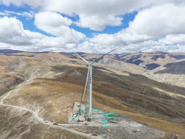 華能西藏山南風電項目完成首臺風機吊裝