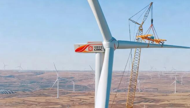 中國(guó)中車(chē)超大功率沙戈荒風(fēng)電機(jī)組完成吊裝