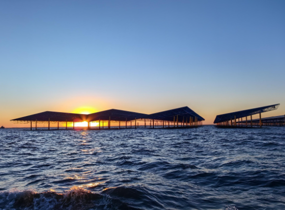 中國河北省昌黎500兆瓦海上光伏試點項目實現首次并網發電